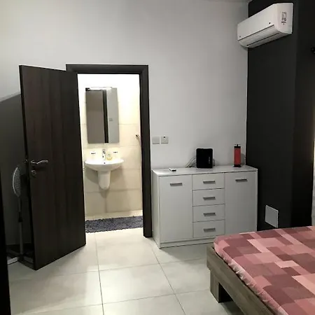 Luqa Apartment - 5 Mins From Airport Exterior photo