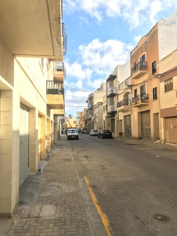 - 5 Mins From Airport Apartment