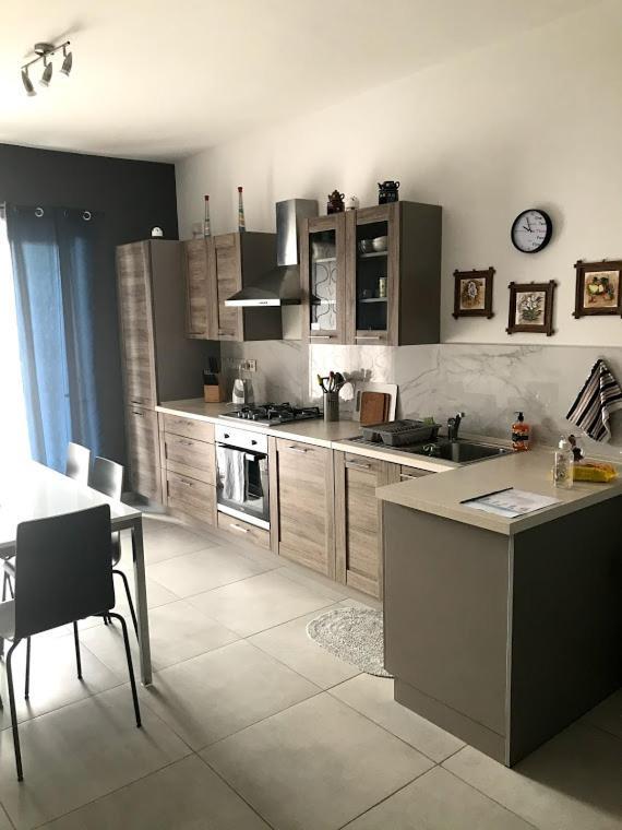 - 5 Mins From Airport Apartment *