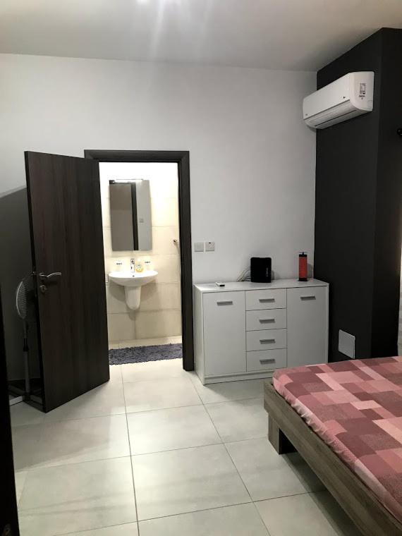 - 5 Mins From Airport