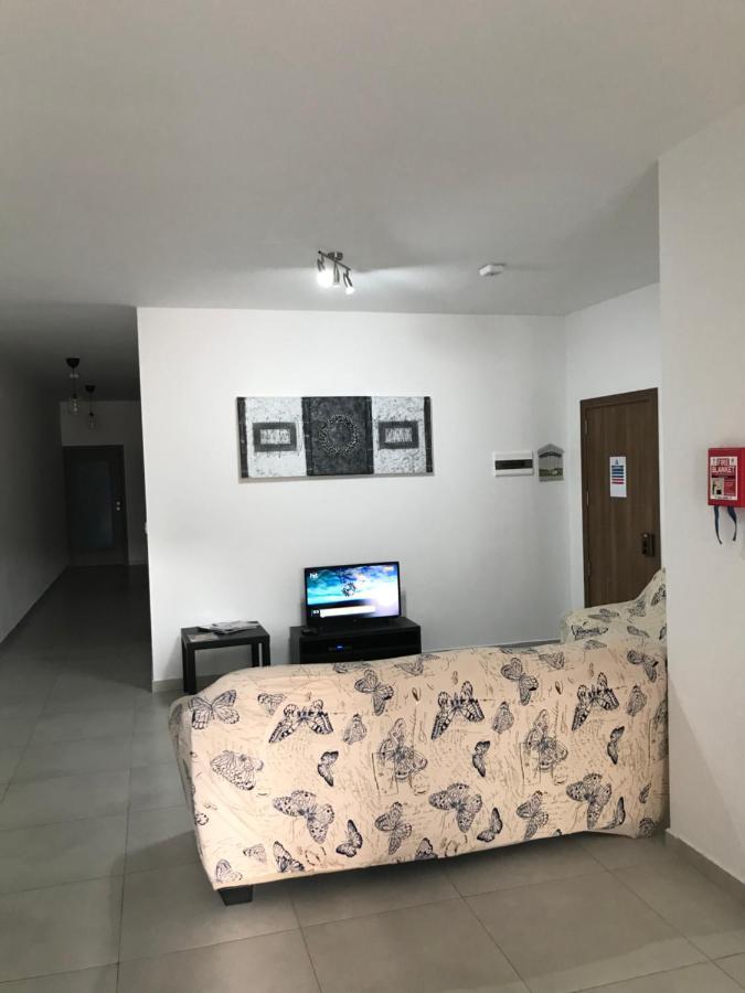 - 5 Mins From Airport Apartment *
